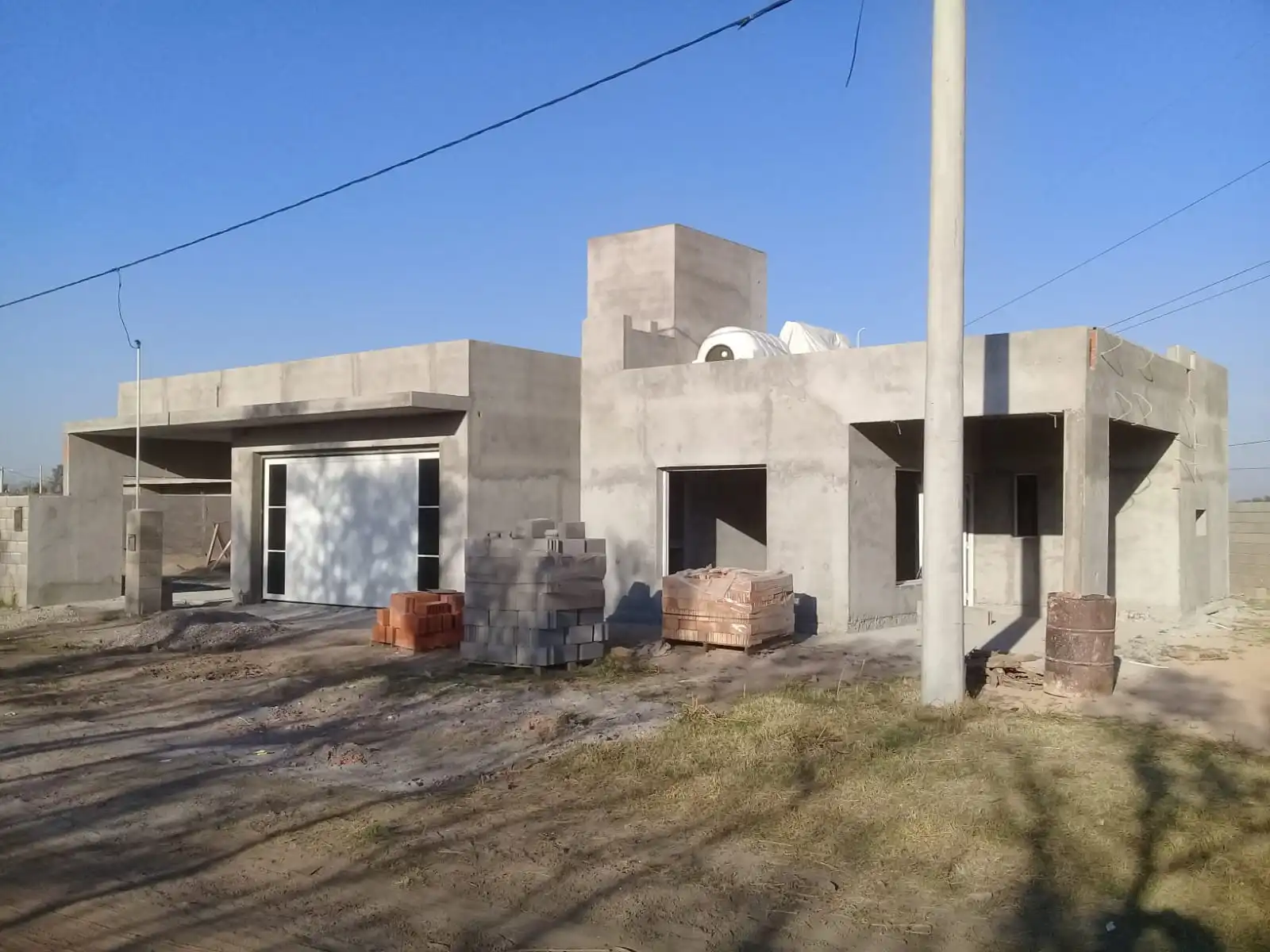 Fotografía de vivienda familiar en construcción con sistema mixto