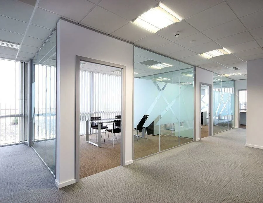 Fotografía del interior de un espacio comercial con divisiones hechas en Drywall