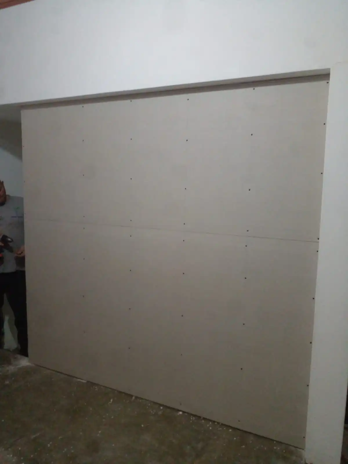 Fotografía del interior de un espacio comercial dividido para oficinas con drywall