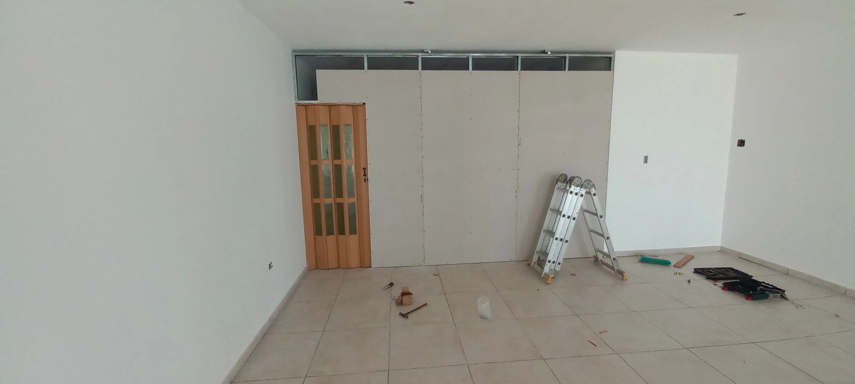 Fotografía del interior de un espacio comercial con divisiones hechas en Drywall