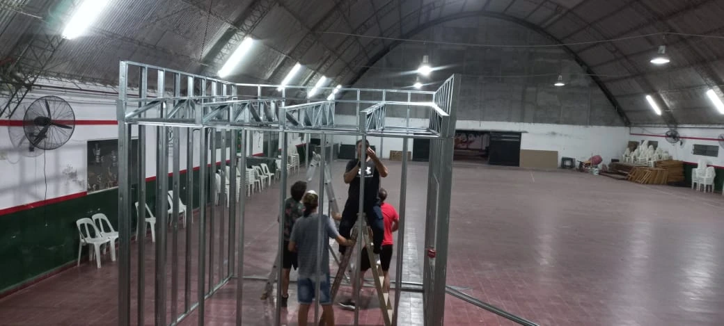 Fotografía del interior de un espacio comercial con divisiones hechas en Drywall