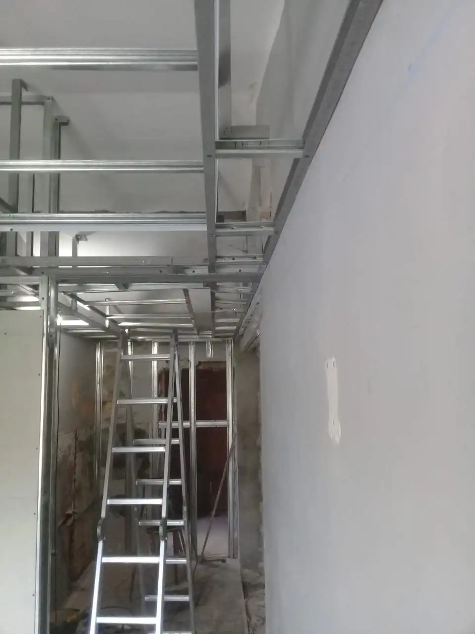 Fotografía del interior de un espacio comercial con divisiones hechas en Drywall