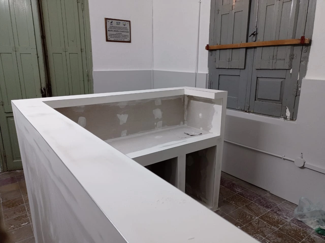 Mueble encastrado en pared hecho con drywall