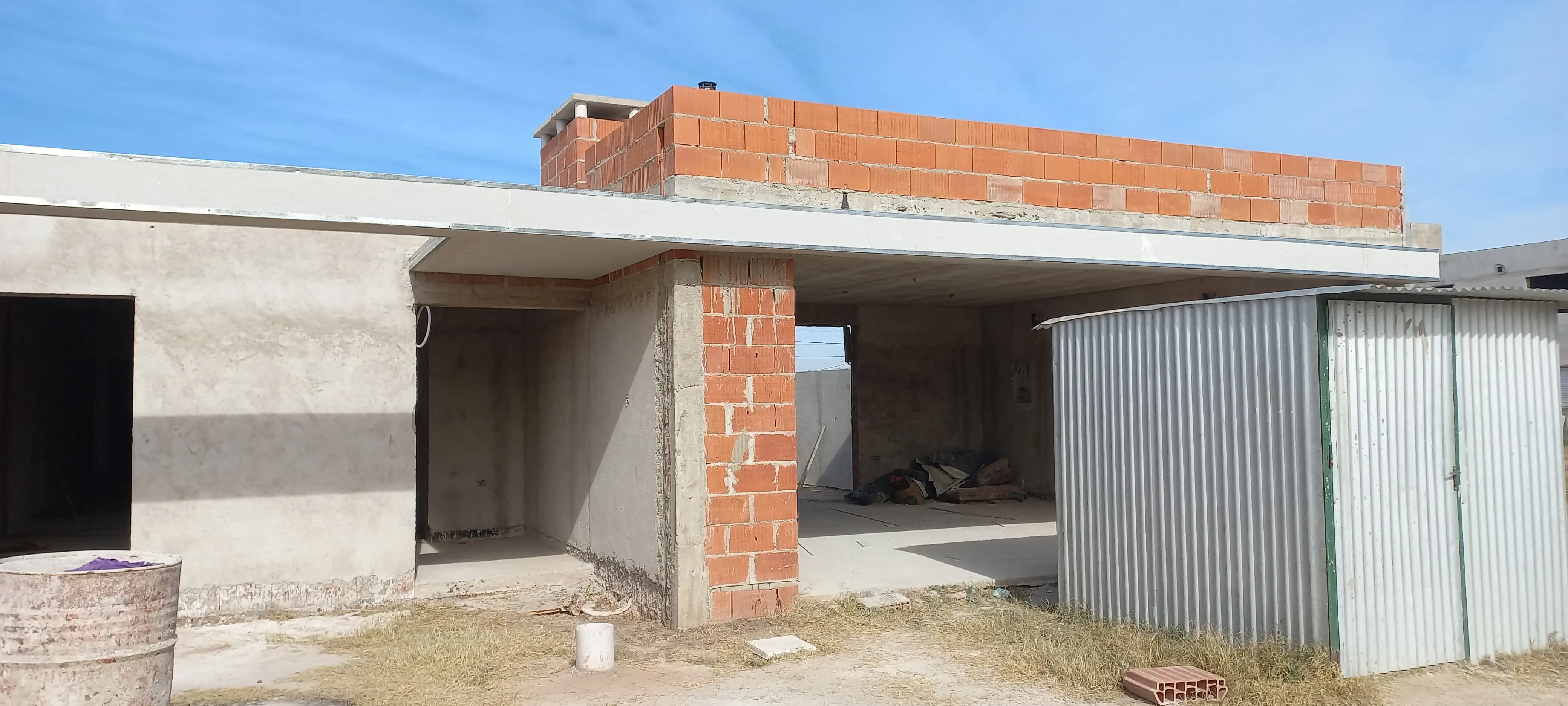 Fotografía de vivienda familiar en construcción con sistema mixto