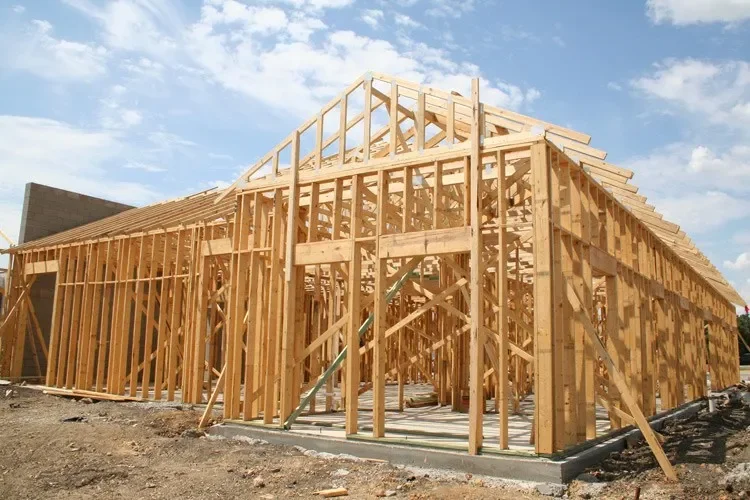 Imagen de una construcción realizada con el sistema Wood Frame en proceso
